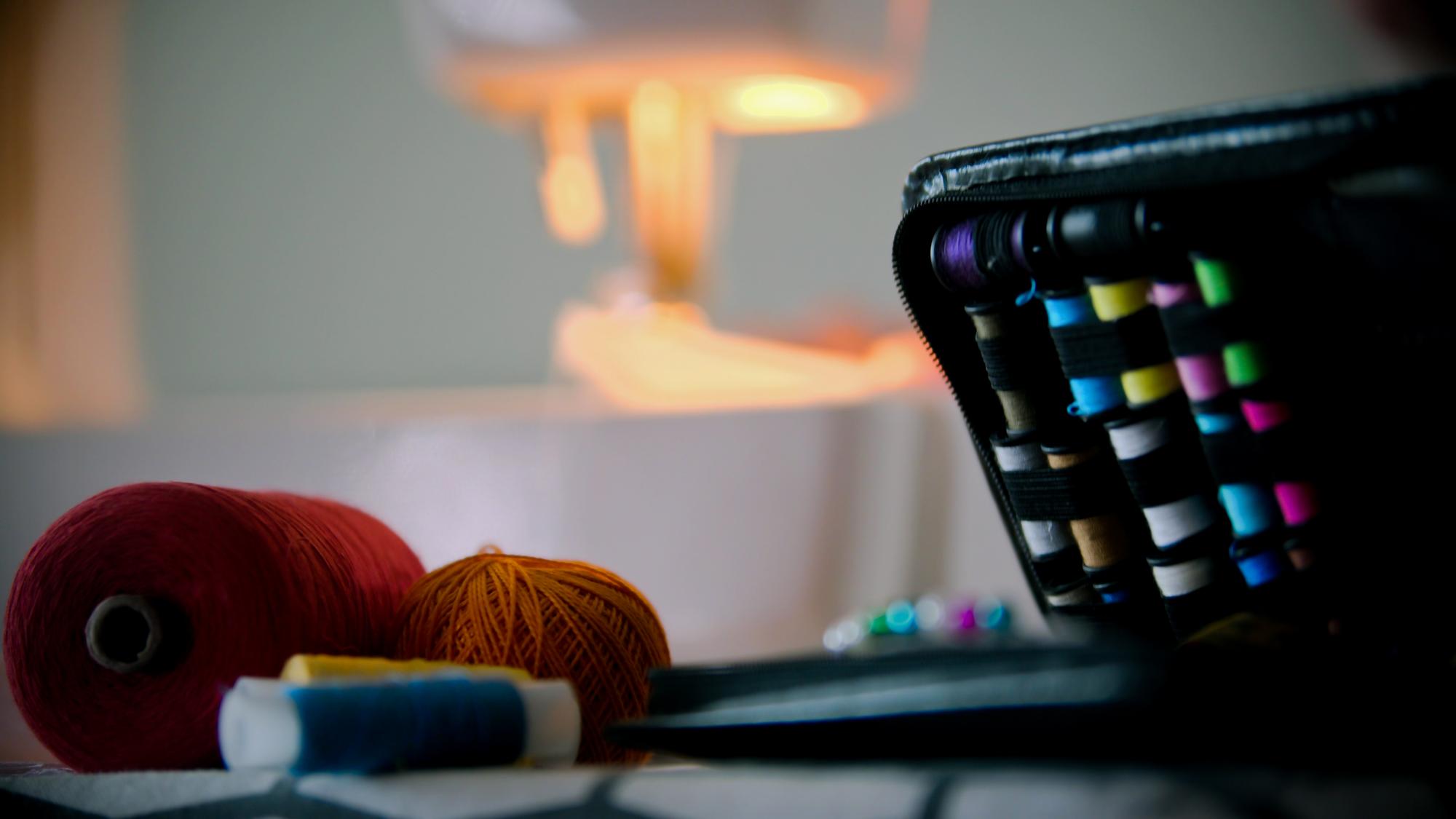 Studio di ricamo con luce neon e pannello tecnico